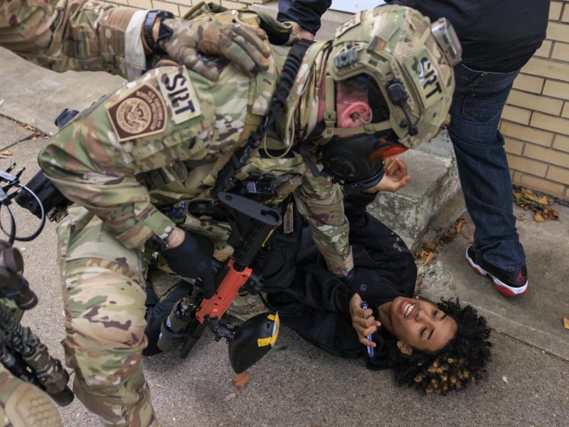 Residentes Chicago confrontan agentes ICE