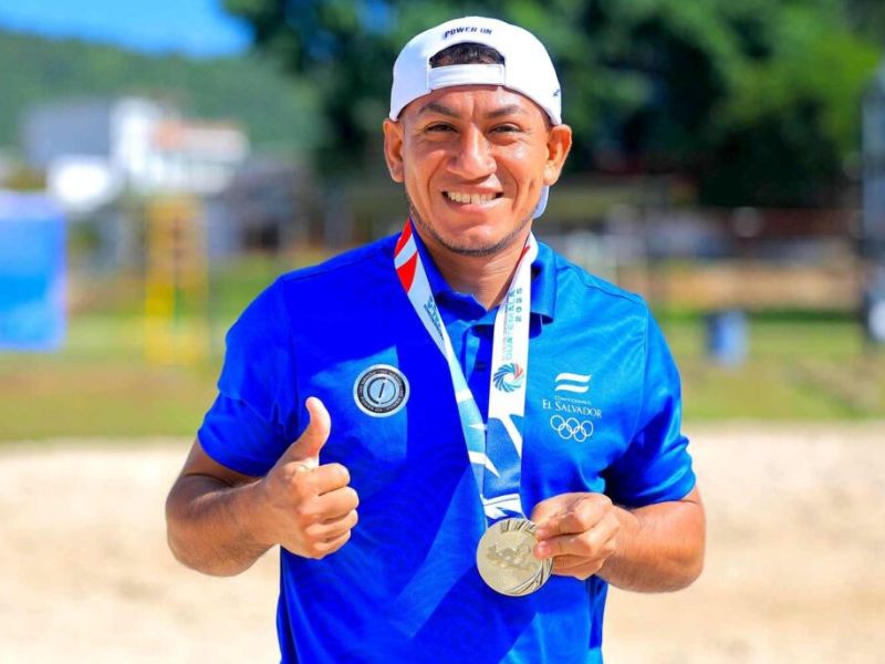 El playero Elmer Roles, con su oro de los Juegos C.A. Foto: Cortesía Indes