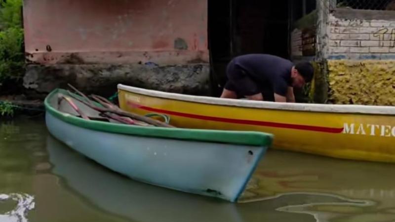 Sacando las canoas
