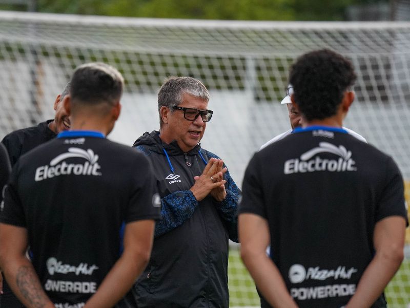 El DT "Bolillo" Gómez, en la charla en el entrenamiento previo al juego ante Guatemala. Foto: Cortesía Fesfut/LaSelecta