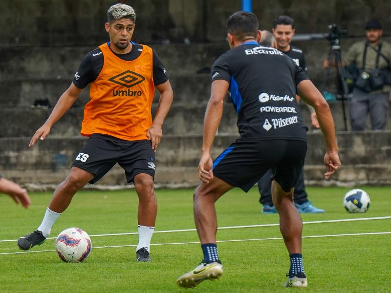 El volante de la Selecta, Jairo Henríquez (i.), con el balón en el entrenamiento. Foto: Cortesía Fesfut/LaSelecta