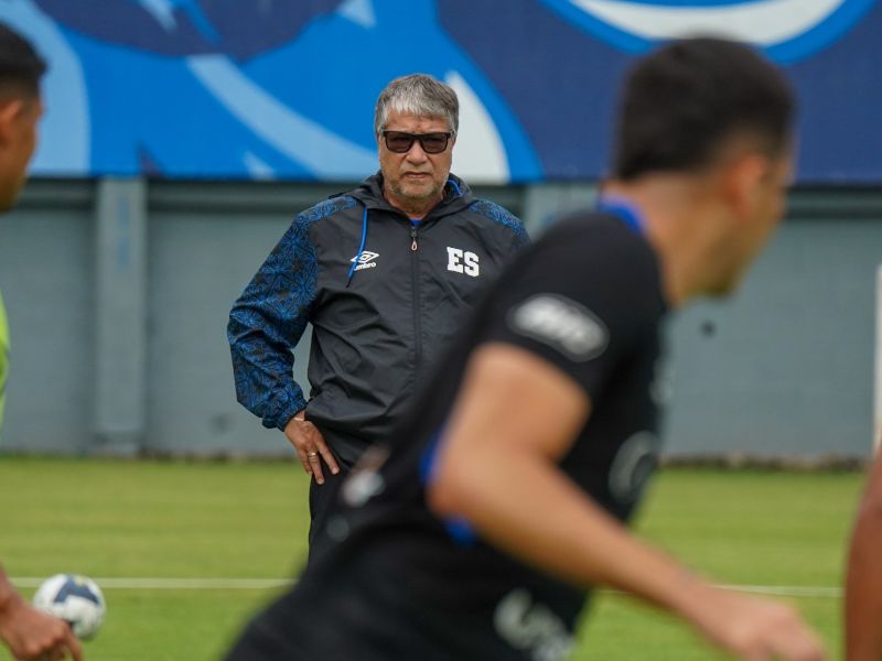 El DT de la Selecta, "Bolillo" Gómez, en el entrenamiento. Foto: Cortesía Fesfut/LaSelecta