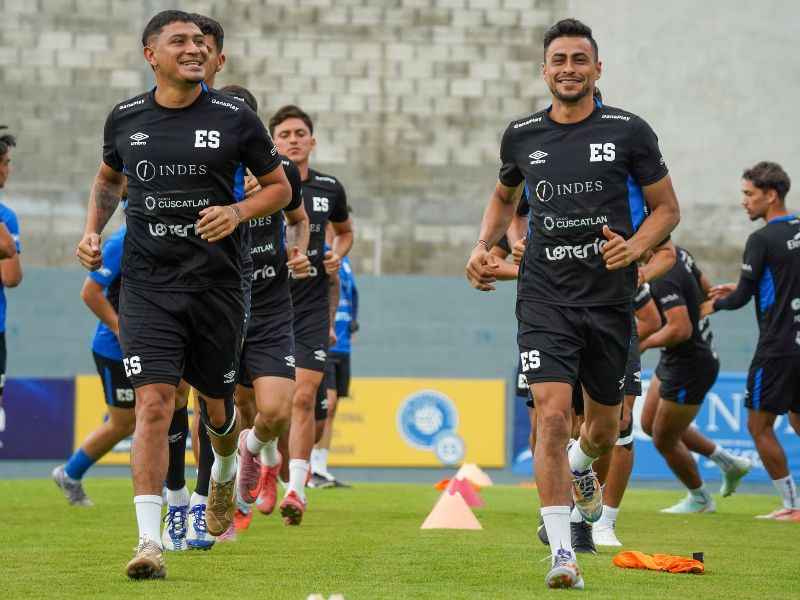 Los jugadores de la Selecta, Roberto Domínguez (i.) y Darwin Cerén, en el entrenamiento. Foto: Cortesía Fesfut/LaSelecta