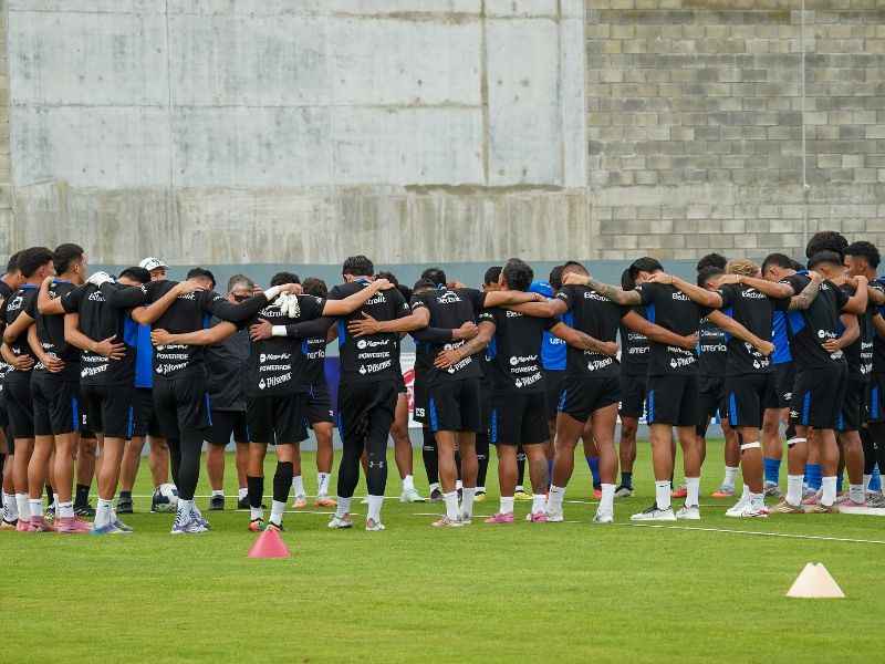 En oración. La Selecta, concentrada en una práctica. Foto: Cortesía Fesfut/LaSelecta