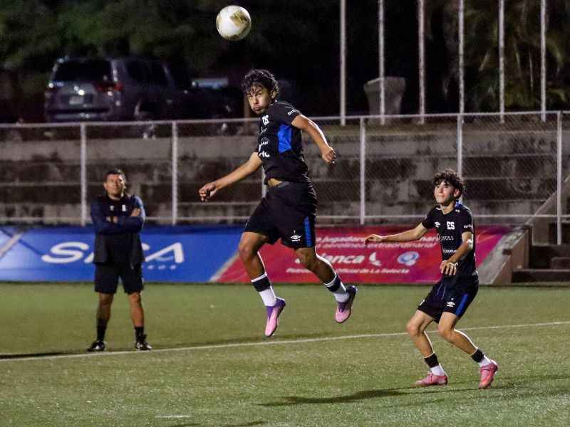 La Selecta Sub 16, en el último entreno en el país. Foto: Cortesía Fesfut/LaSelecta