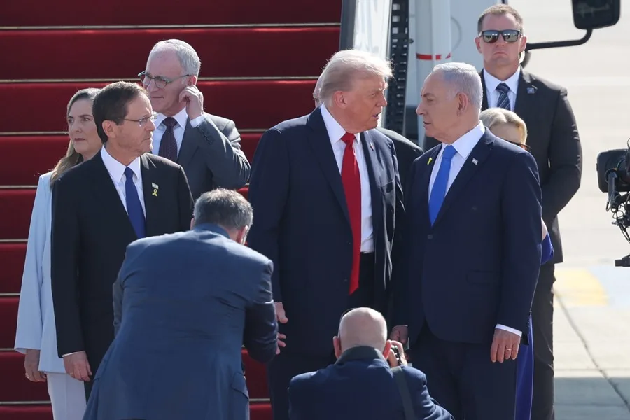 El primer ministro israelí, Benjamin Netanyahu (d) y el presidente israelí, Isaac Herzog (izquierda), con el presidente estadounidense, Donald Trump (c), en el aeropuerto Ben Gurion de Tel Aviv, Israel, este 13 de octubre. EFE/EPA/Abir Sultan