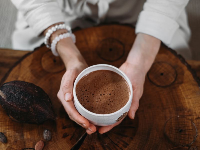 Taza de chocolate caliente al estilo centroamericano