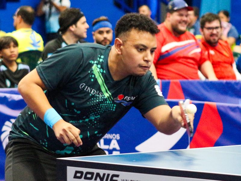 El tenismesista Diego Orantes devuelve la pelota saltarina, en Guatemala 2025. | Foto: Cortesía Coes