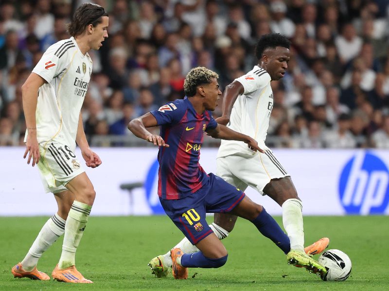 Vinicius Junior (d.), del Real Madrid, en el clásico español ante Lamine Yamal. del Barcelona. Foto: EDH AFP