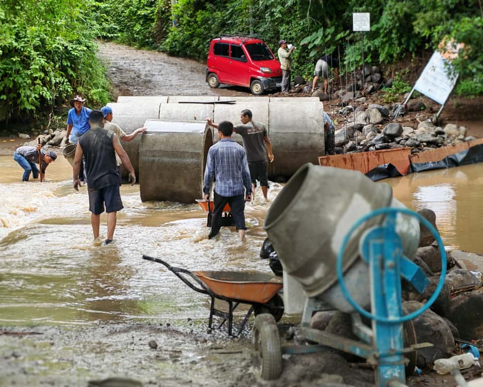 Más de 6,000 personas serán beneficiadas con la obra en San Lorenzo, Ahuachapán, tras recibir donaciones de cemento, arena y piedra. Cuando aumenta el caudal del río, deja incomunicadas a las comunidades.