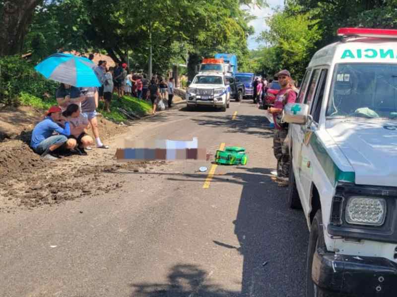 Hombre fallece tras ser atropellado en la Colonia Las Delicias, San Pablo Tacachico.