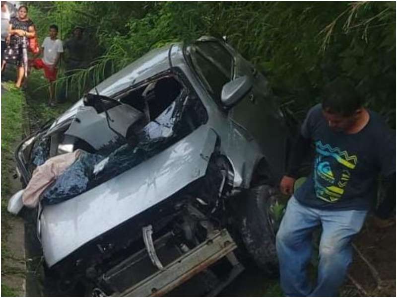 Uno de los vehículos terminó con graves daños y en la cuneta. Foto / Cortesía