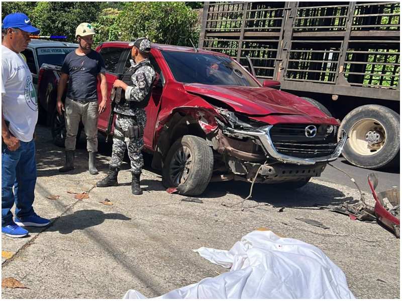 Un pick up doble cabina atropelló a tres personas: dos menores y un hombre. Foto / Cortesía