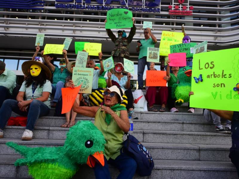 El movimiento Todos Somos El Espino se concentra frente a la Binaes para exigir la detención de construcción de CIFCO en la Finca El Espino | foto EDH/ Emerson Del Cid.