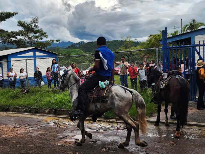 En una de las escuelas ubicada en la franja fronteriza entre Honduras y El Salvador, en una zona donde hay carencias en infraestructura vial y en los centros escolares, desde hace años los padres de familia y maestros cubren algunas necesidades gracias al esfuerzo comunitario para recaudar fondos. Foto EDH / Insy Mendoza