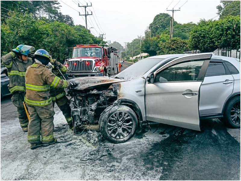 Así quedó la camioneta luego de sufrir un incendio. Foto / Cortesía Bomberos