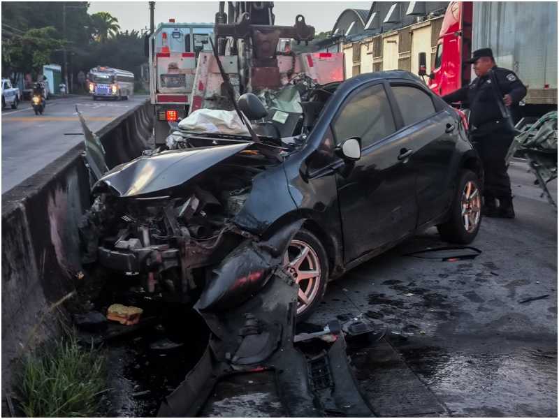 Así quedó el carro tras el impacto en la Troncal. Foto / Cortesía