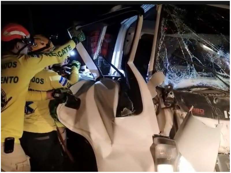 Momento en que la víctima es sacada de entre los hierros de su camión. Foto / Cortesía