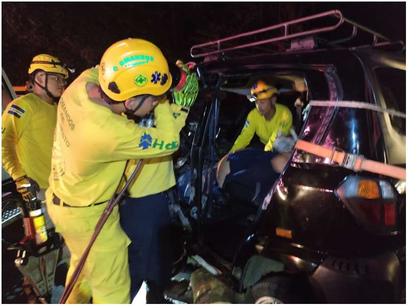 Socorristas de diferentes instituciones se unieron para rescatar a la víctima. Foto / Cortesía Comandos