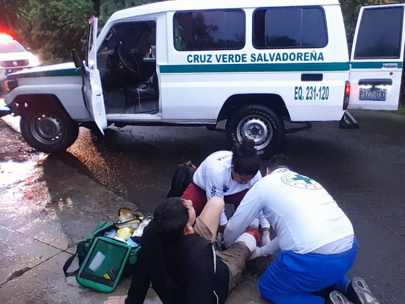Socorristas atienden a motociclista herido de gravedad. Foto: Cortesía