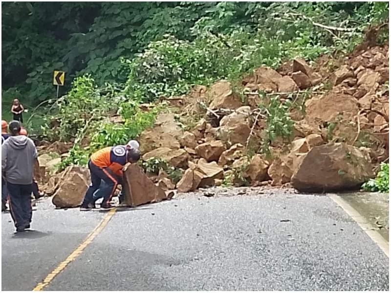 Derrumbe ocurrido en Jayaque, La Libertad. Foto / Cortesía