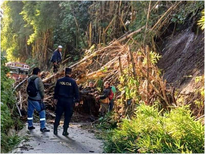 En Comasagua hubo deslizamientos que taparon la calle. Foto / Cortesía PNC