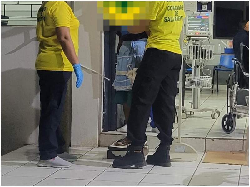 Socorristas de Comandos atendieron a la mujer que presentó un golpe en la cabeza. Foto / Cortesía Comandos
