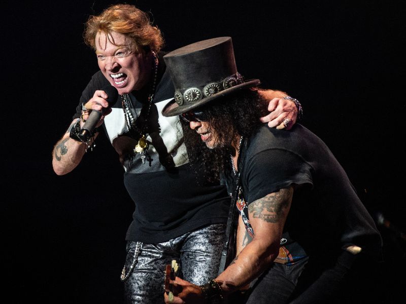 Los íconos del rock Axl y Slash están entre los más esperados por el público latino. | Foto: AFP