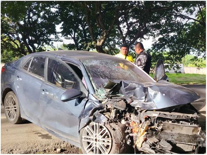 Así quedó el vehículo en que viajaba la víctima. Foto / Cortesía Comandos
