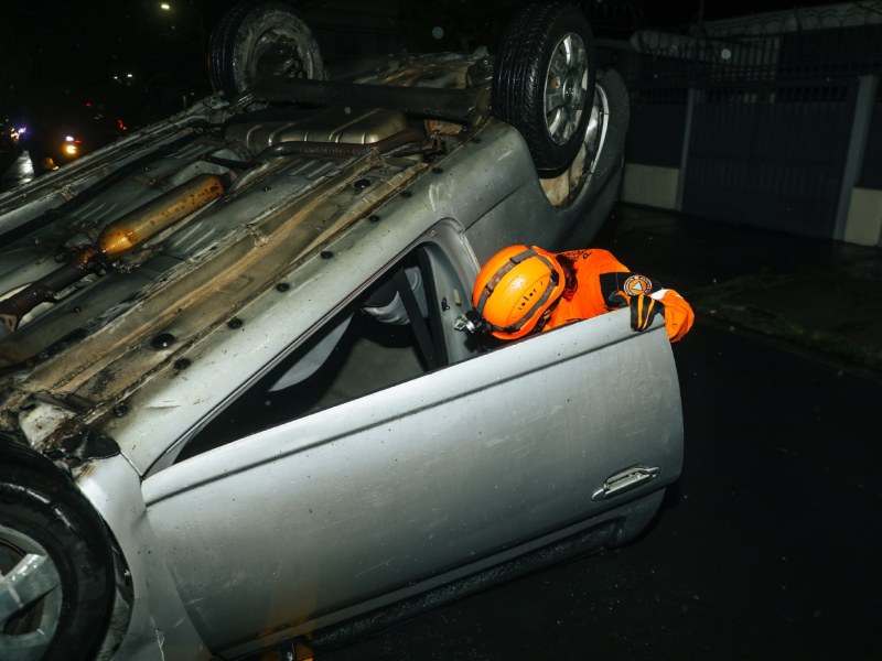 Carro volcado en San Salvador. Foto / Cortesía