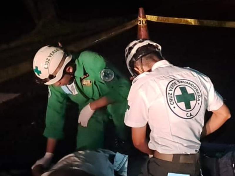 Escena de un hombre atropellado en Cuscatlán. Foto / Cortesía