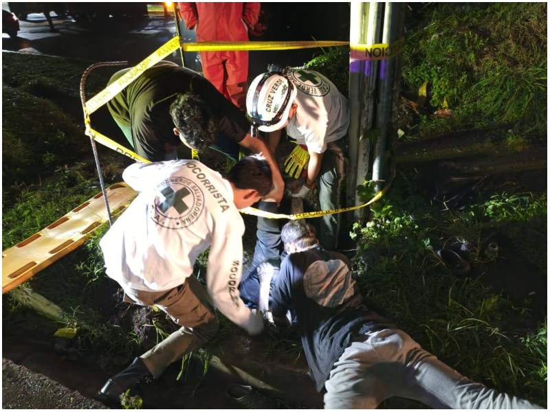 Varios socorristas rescataron a la víctima de la caja. Foto / Cortesía