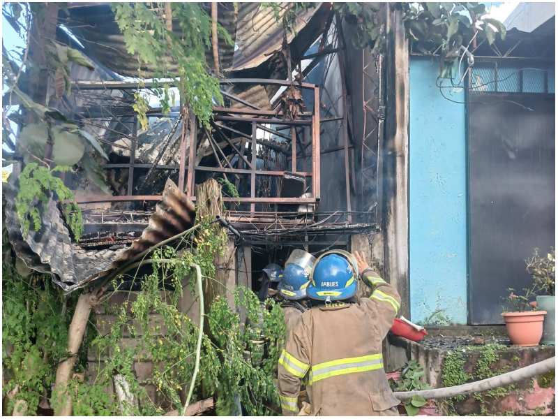 Bomberos liquidando las llamas de la casa. Foto / Cortesía