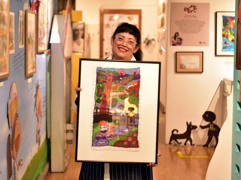 Karla Valle, bordadora de ilustraciones del "Cuentos de cipotes" de Salarrué