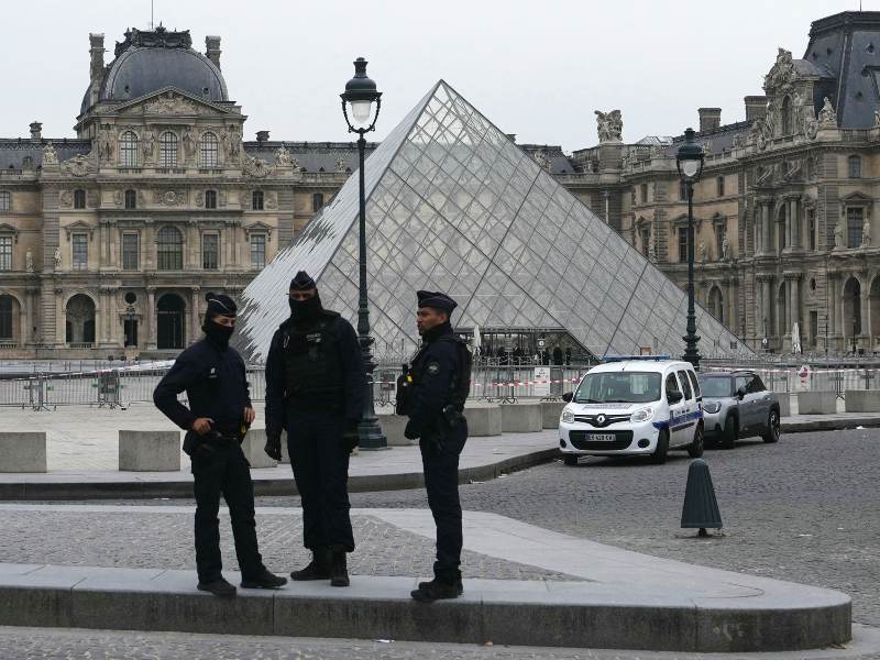 Robo de joyas en el museo de Louvre en Francia.