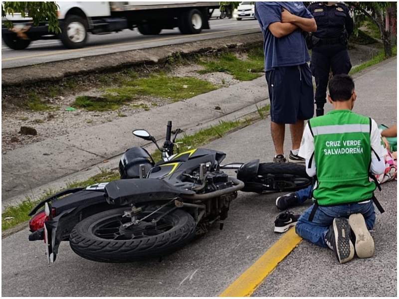 Momento en que mujer fue atendida por los socorristas. Foto / Cortesía