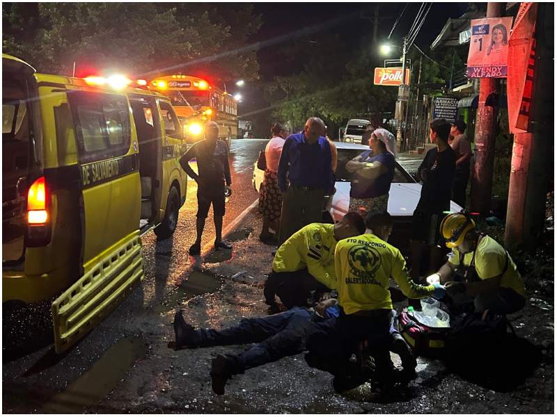 Socorristas atienden a motociclista herido. Foto / Cortesía Comandos