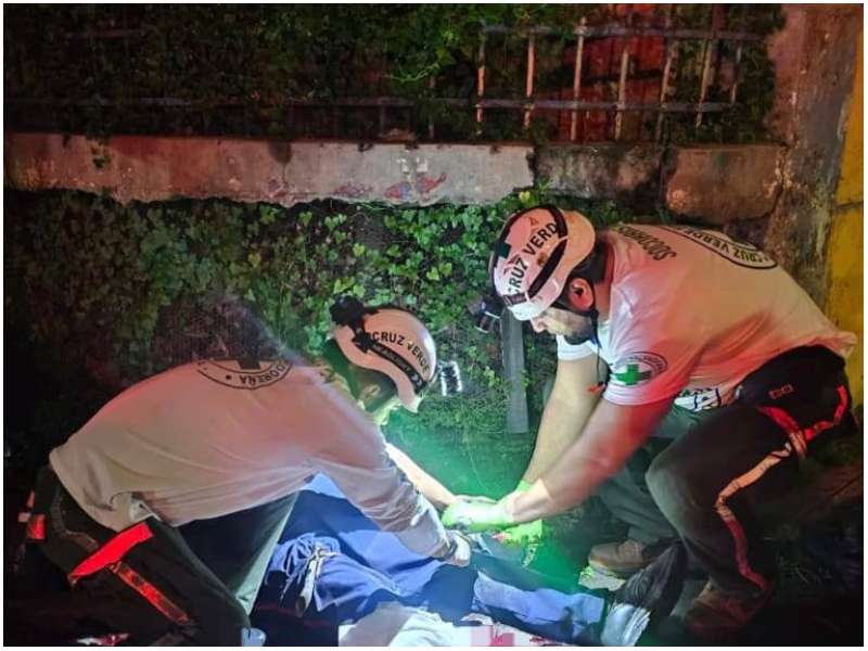 Socorristas auxiliaron a motociclista. Foto / Cortesía Cruz Verde