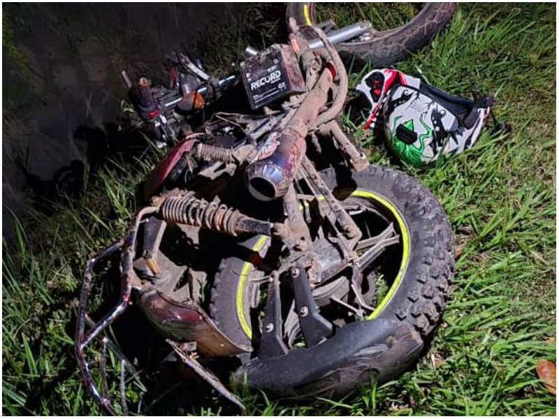 Así quedó la moto en que se conducía la víctima. Foto / Cortesía
