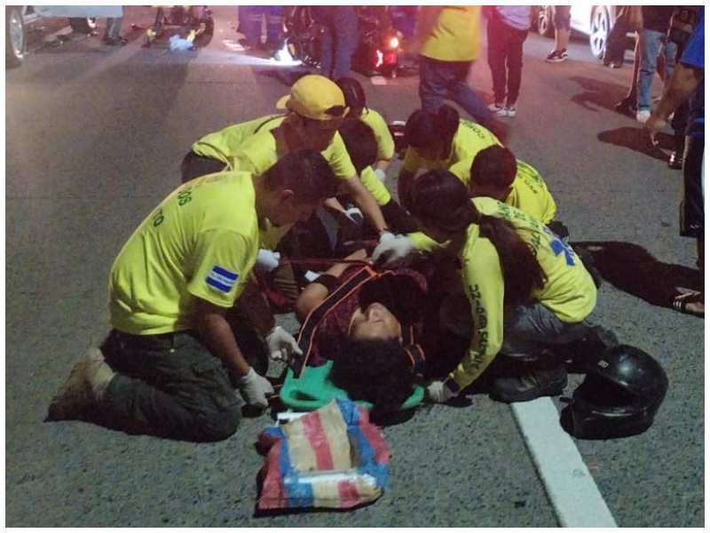 Momento en que atienden a una de las víctimas. Foto / Cortesía Comandos de Salvamento
