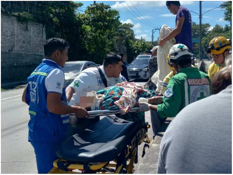 Momento en que la víctima es auxiliada por los socorristas. Foto / Cortesía