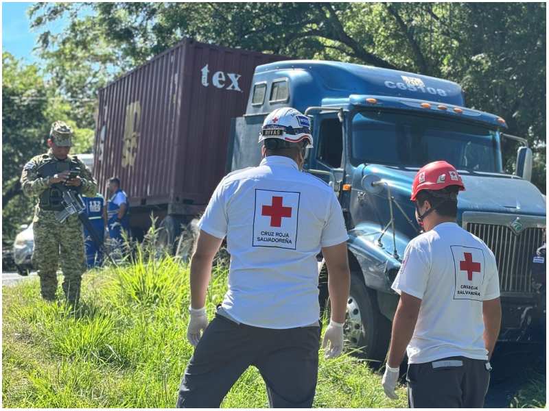 Socorristas de la Cruz Roja llegaron a la zona, pero no reportaron heridos. Foto / Cortesía