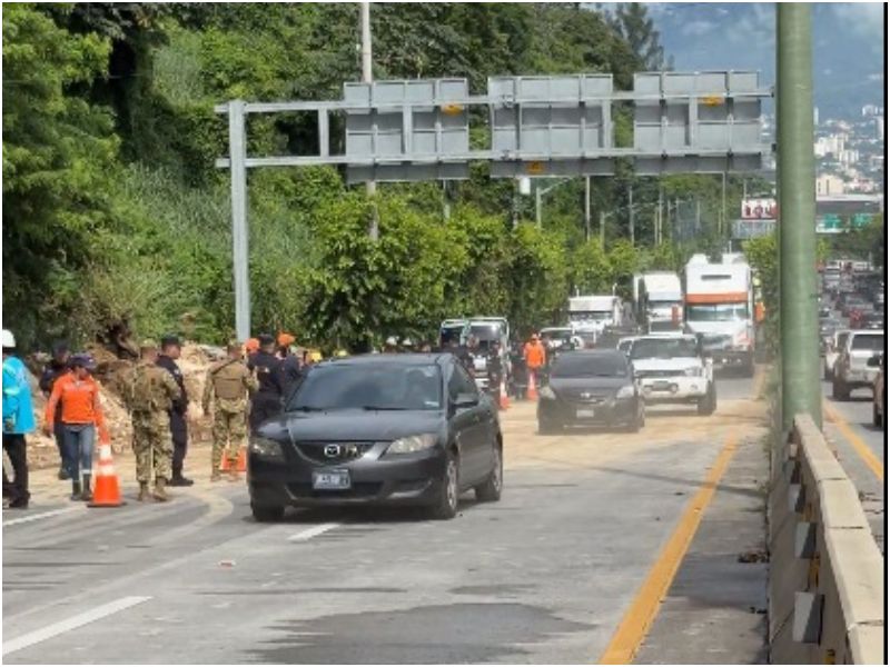 Vehículos pasando por el carril habilitado. Foto / Cortesía