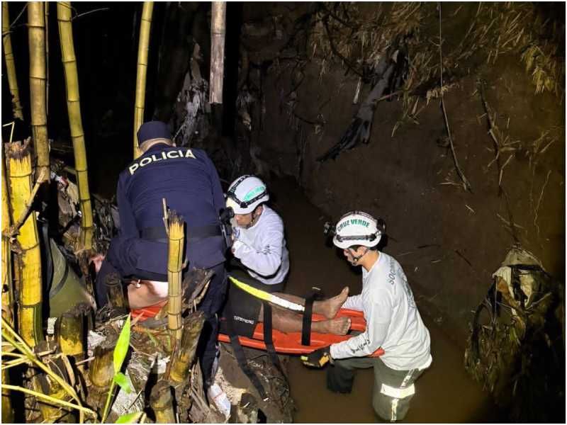 Momento en que la víctima es sacada del barranco. Foto / Cortesía Cruz Verde