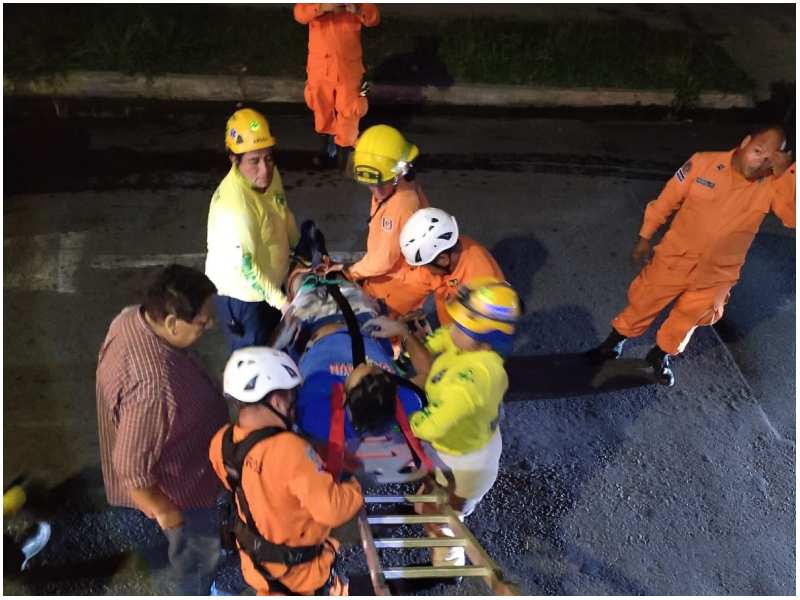 Momento en que el trabajador es auxiliado. Foto / Cortesía