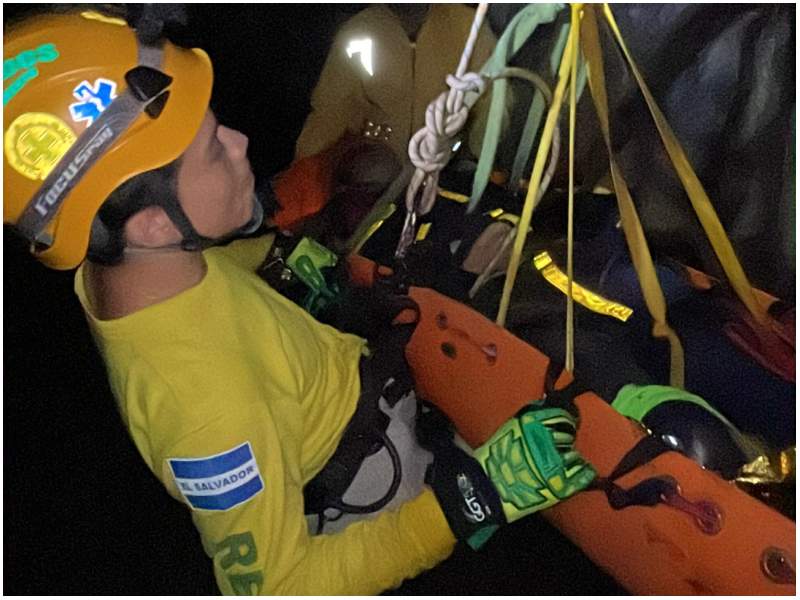 Momento en que la víctima es sacada del fondo del barranco. Foto / Cortesía Comandos