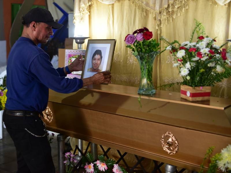 San Salvador 8/10/2025 Nancy Verónica Mejía Cruz de 32 años murió soterrada luego que un deslizamiento de tierra sepultara su casa de laminas. Foto EDH / Miguel Lemus