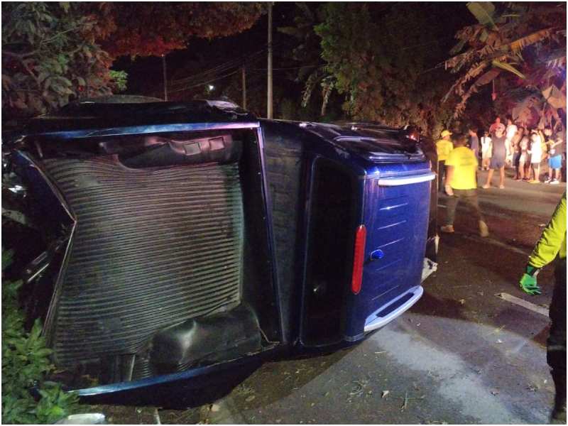 Así quedó el pick up tras el vuelco. Foto / Cortesía Comandos de Salvamento