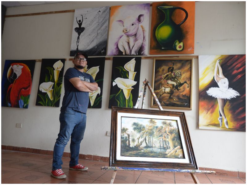 Su estudio de arte, en el que expone sus cuadros, ésta ubicada en la calle Elizabeth, en la ciudad de San Miguel, ahí cada día le da forma a sus pinturas con una habilidad excepcional, haciendo que cada pincelada cobre vida en sus cuadros.