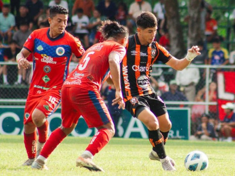 Acciones del juego entre CD Cacahuatique contra CD Águila, en Chapeltique, por la segunda vuelta del Apertura 2025. Foto: Cortesía CD Águila